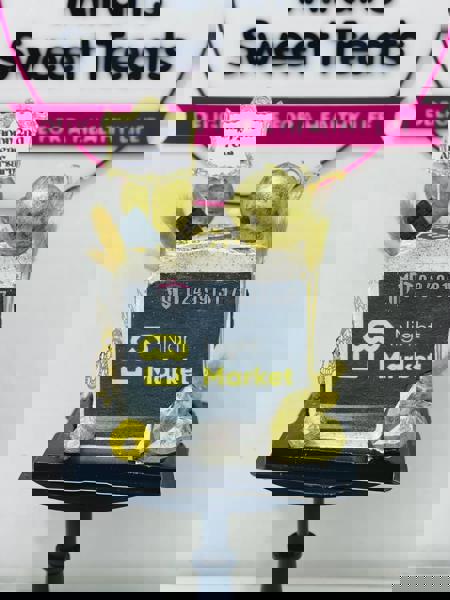 6 inches WCsq Cake (3 preferred flavours with fruit/flower toppings)