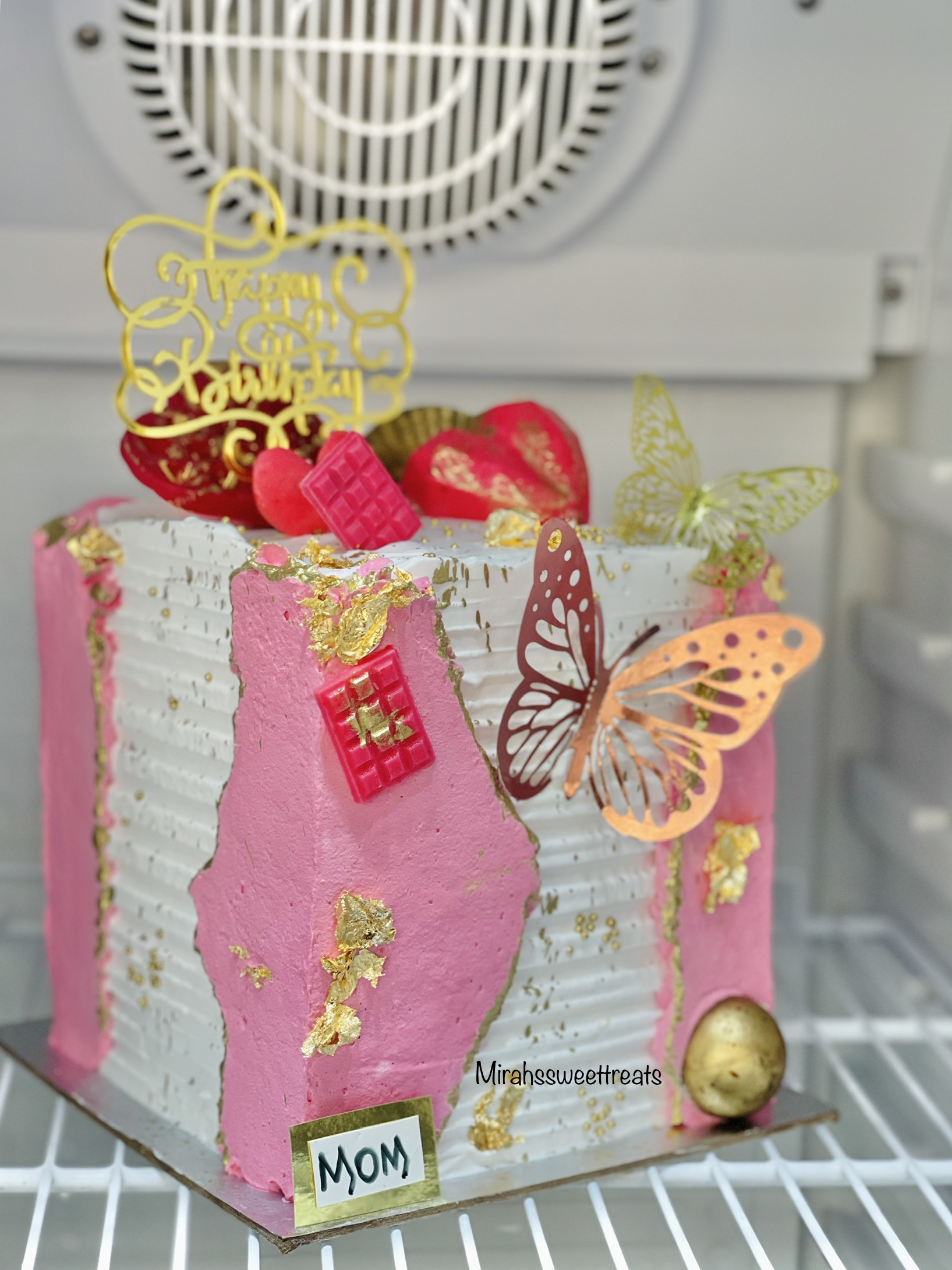 6 inches WCsq Cake (3 preferred flavours with fruit/flower toppings)